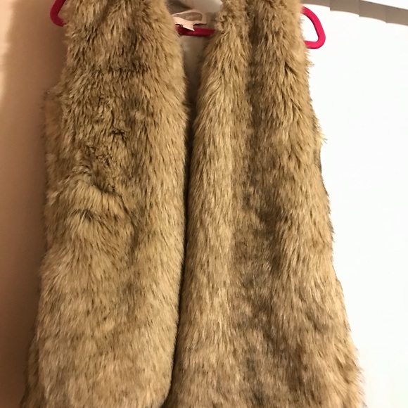 CUTE  Faux Fur Vest!! - Picture 3 of 6